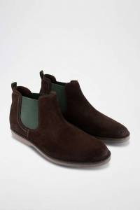 Sélection de chaussures Clarks en promo - Ex: Boots Chelsea en nubuck Atticus - Marron foncé, Plusieurs tailles à 42.9 €