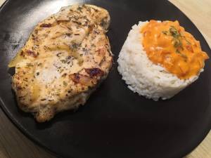 Filet de poulet mariné aux herbes de Provence , riz et sauce poivrons rouge