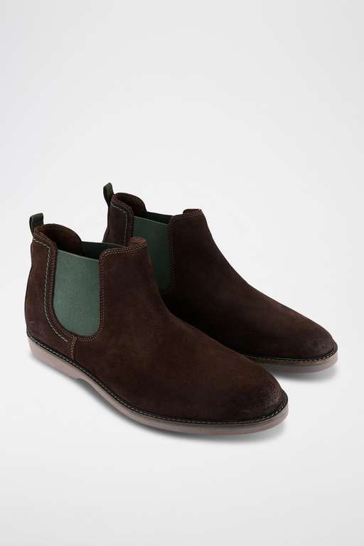 Sélection de chaussures Clarks en promo - Ex: Boots Chelsea en nubuck Atticus - Marron foncé, Plusieurs tailles à 42.9 €